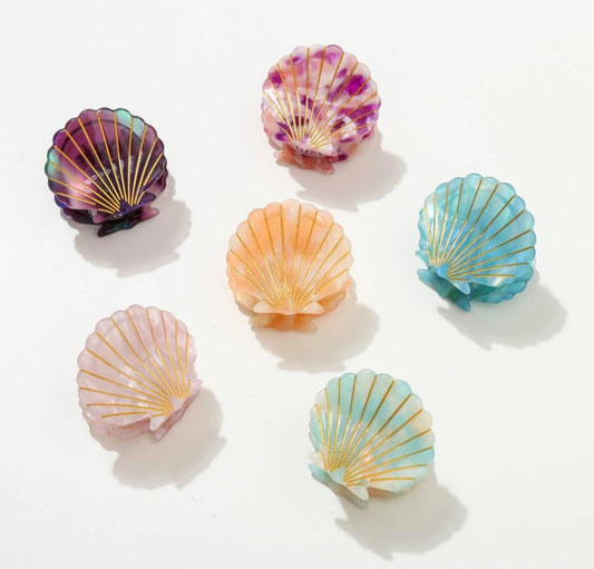 Fun and functional, our scallop seashell shaped mini hair clips add the beaches finishing touch to your 'do.  These claw clips come in a set of 5 multifaceted, shimmering colors by Salt Sisters